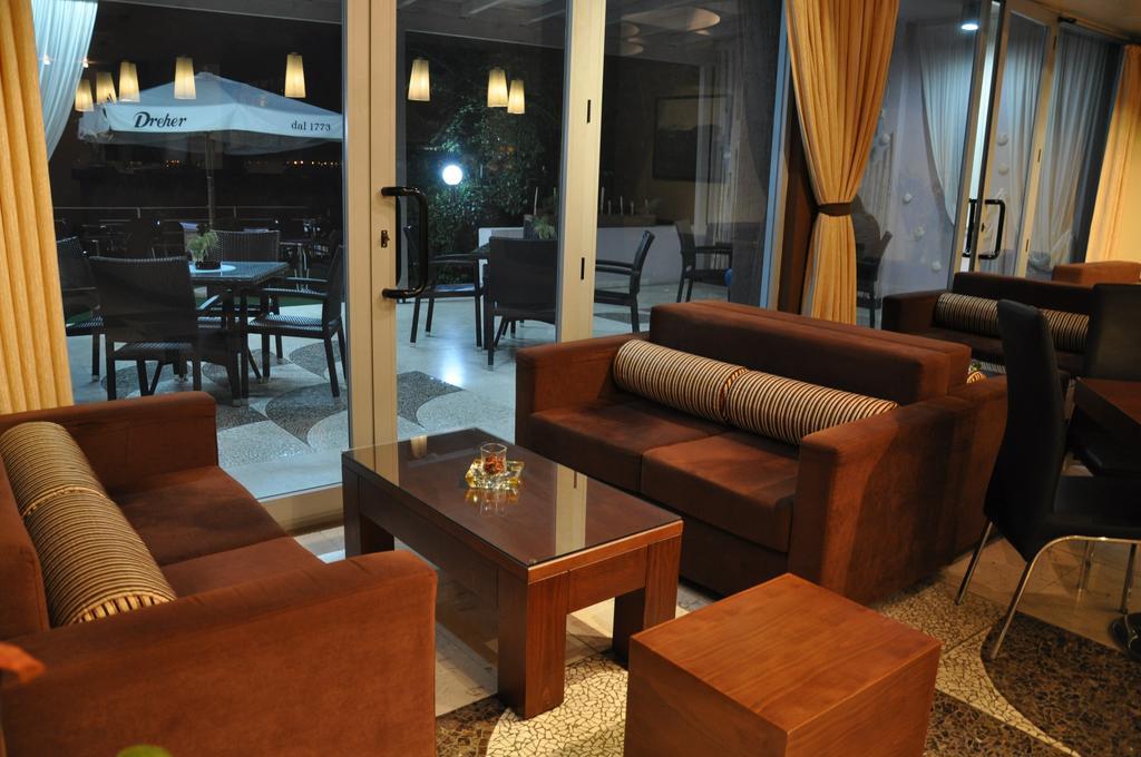Ambasador Hotel Vlorë Eksteriør billede