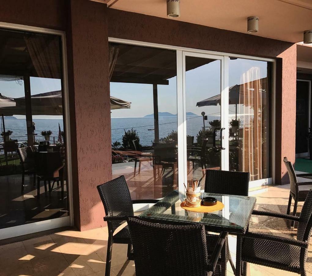 Ambasador Hotel Vlorë Eksteriør billede